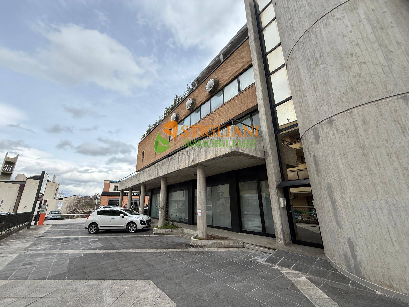 Locale commerciale in affitto a Campobasso, Centro