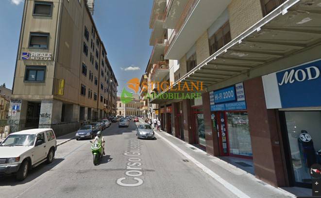 Locale commerciale in affitto a Campobasso, Centro