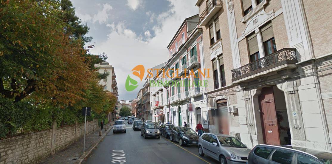 Locale commerciale in vendita a Campobasso, Centro