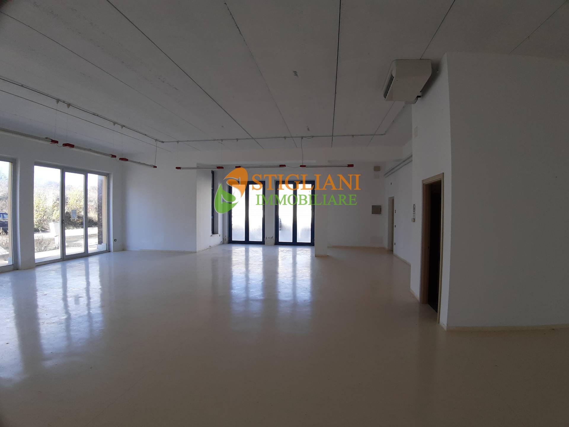 Locale commerciale in affitto a Campobasso, Periferia