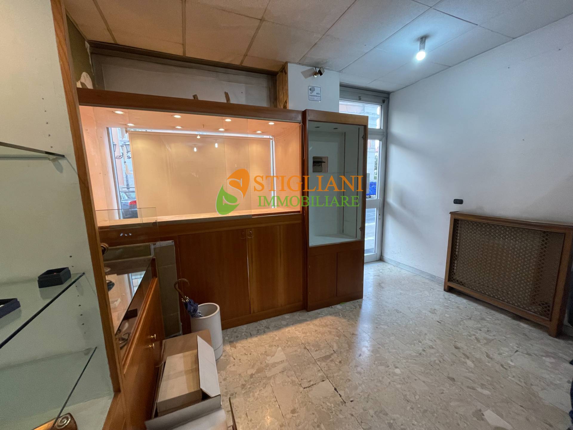 Locale commerciale in affitto a Campobasso, Centro