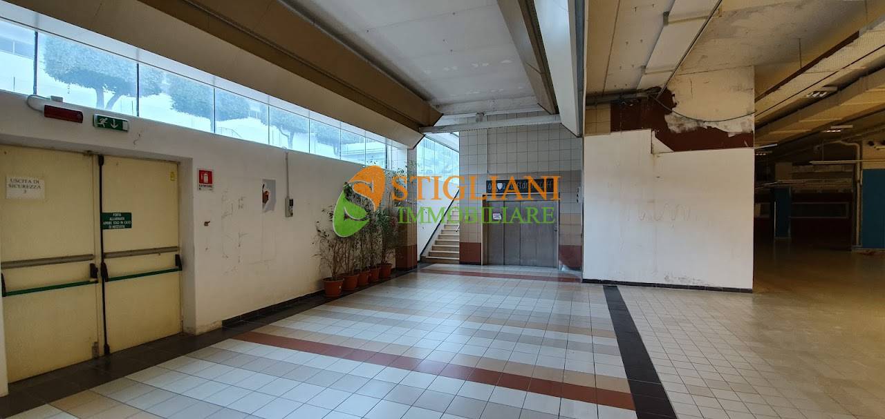 Locale commerciale in vendita a Teramo, Piano D'Accio