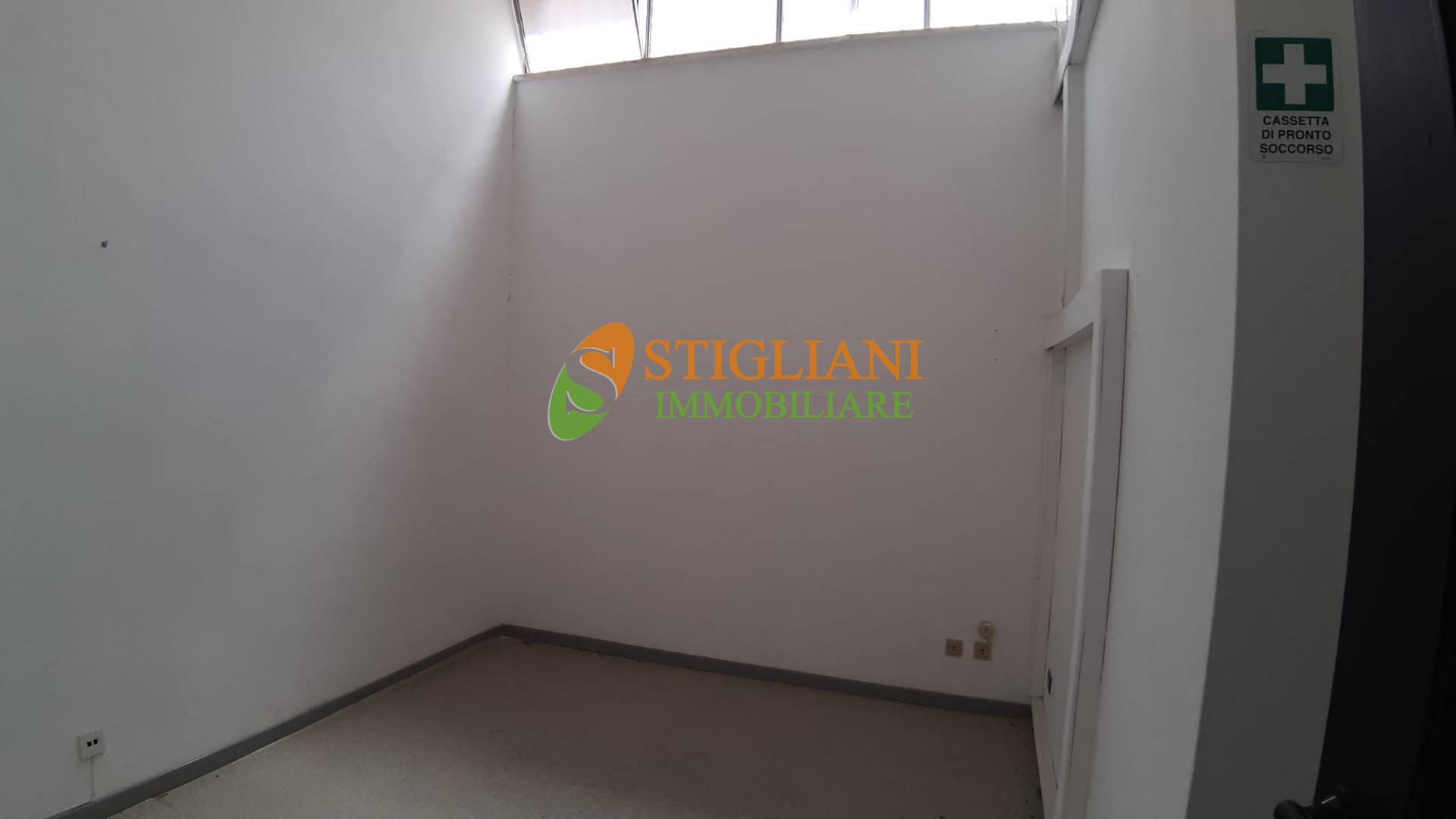 Locale commerciale in vendita a Campobasso, Via Pascoli