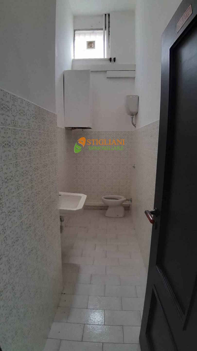 Locale commerciale in vendita a Campobasso, Via Pascoli