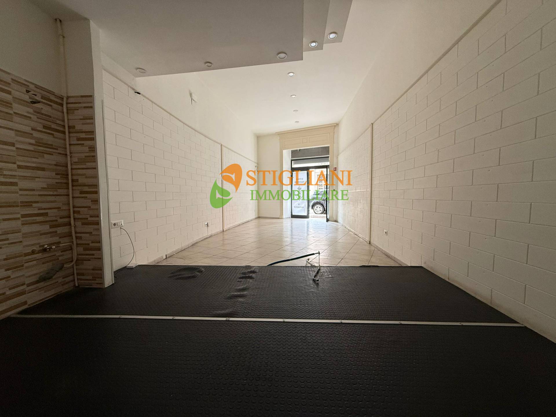 Locale commerciale in affitto a Campobasso, Centro