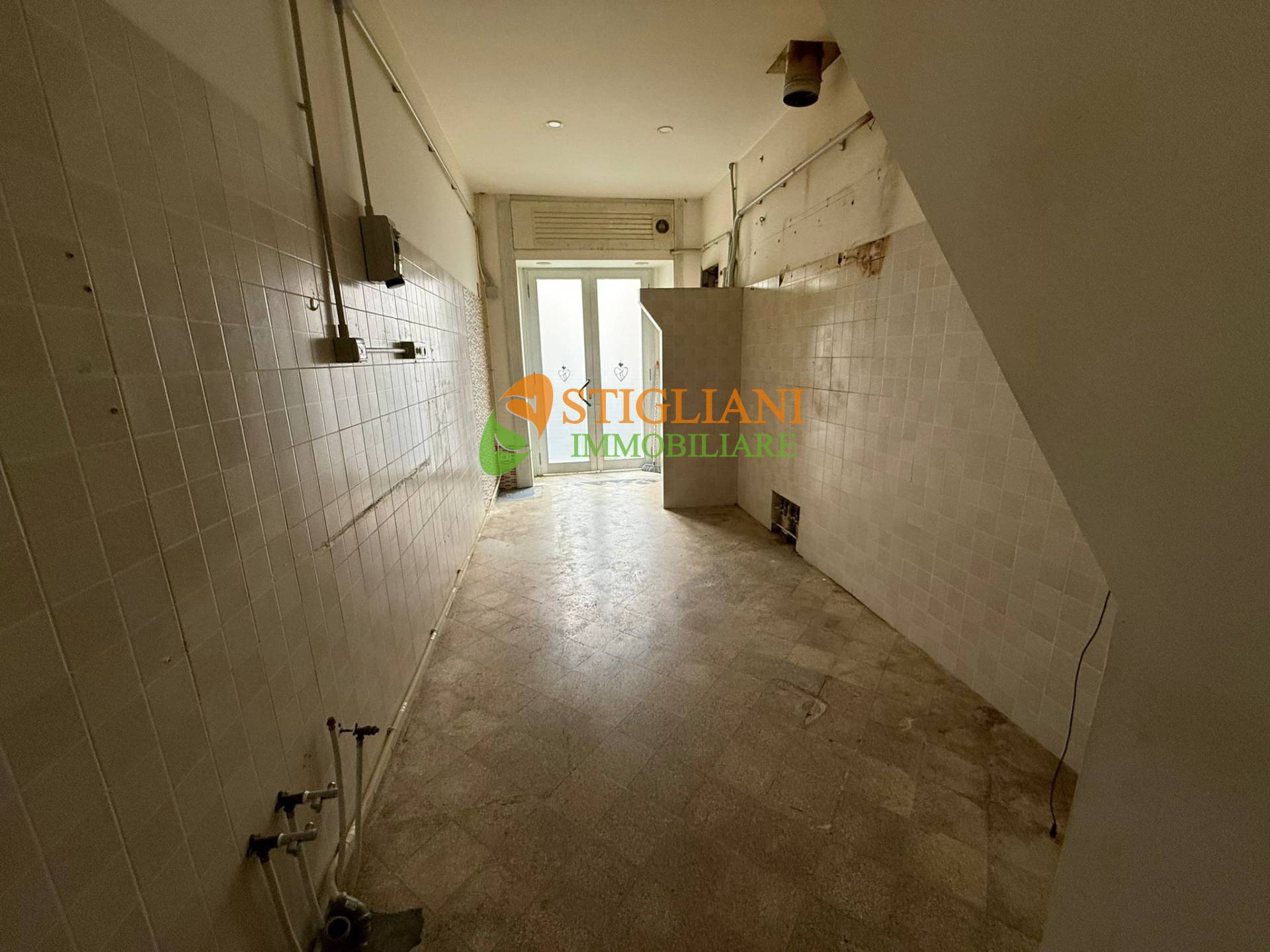 Locale commerciale in affitto a Campobasso, Centro