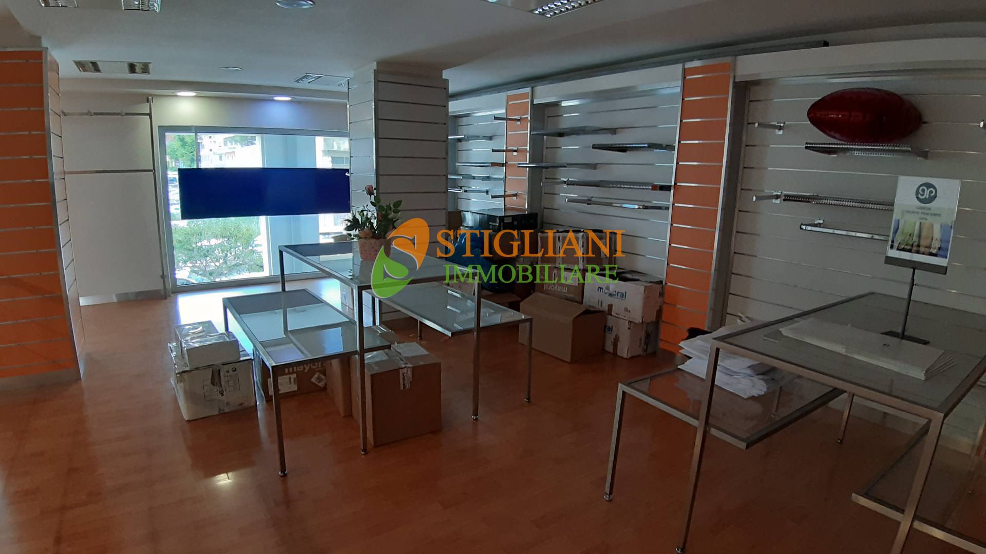 Locale commerciale in affitto a Campobasso, Centro