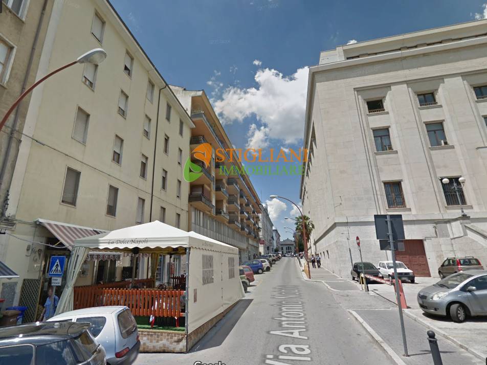 Locale commerciale in affitto a Campobasso, Centro