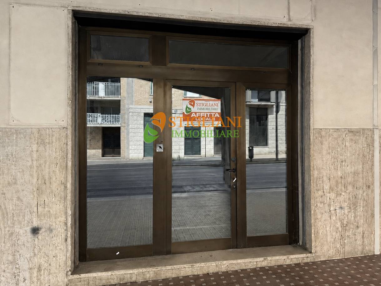 Locale commerciale in affitto a Campobasso, Centro