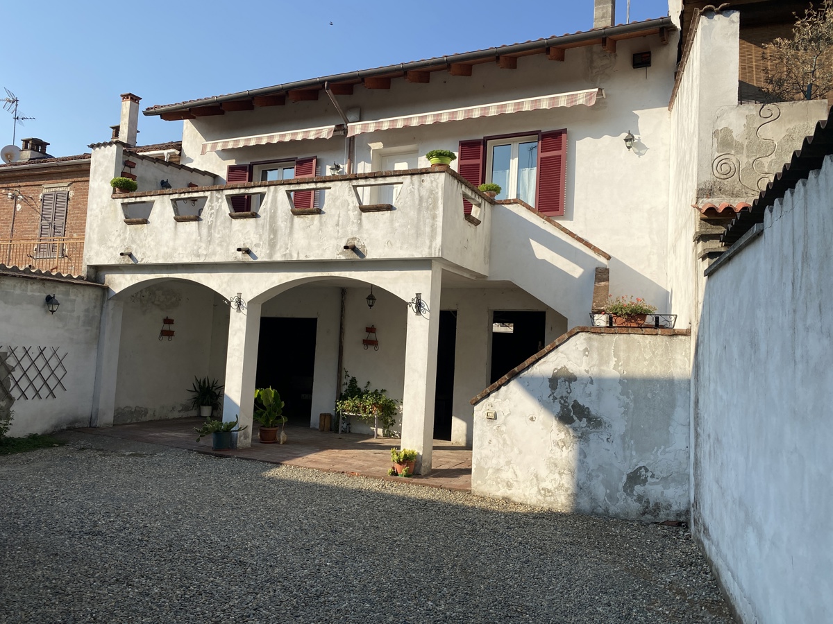 Villa con giardino a Castellazzo Bormida