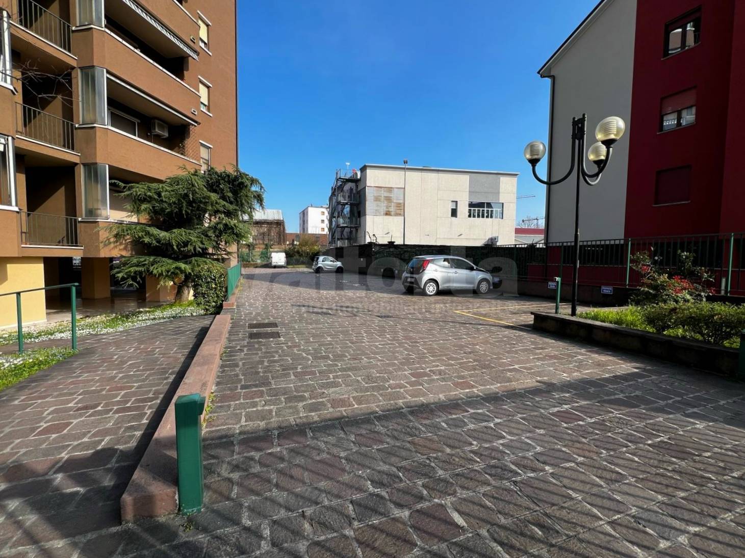 Posto auto scoperto in affitto a Monza, Buonarroti