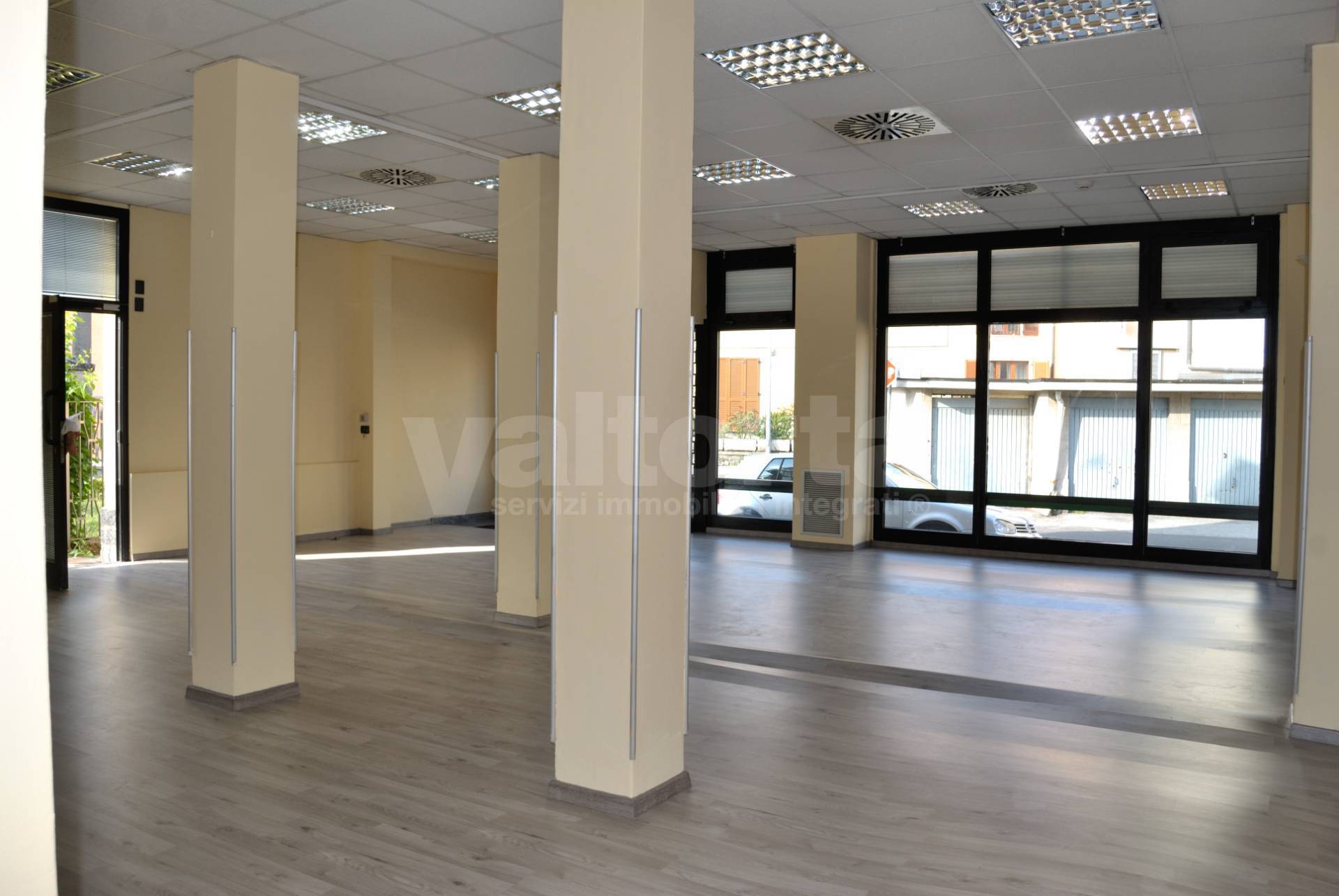 Ufficio in vendita a Carate Brianza, Unica