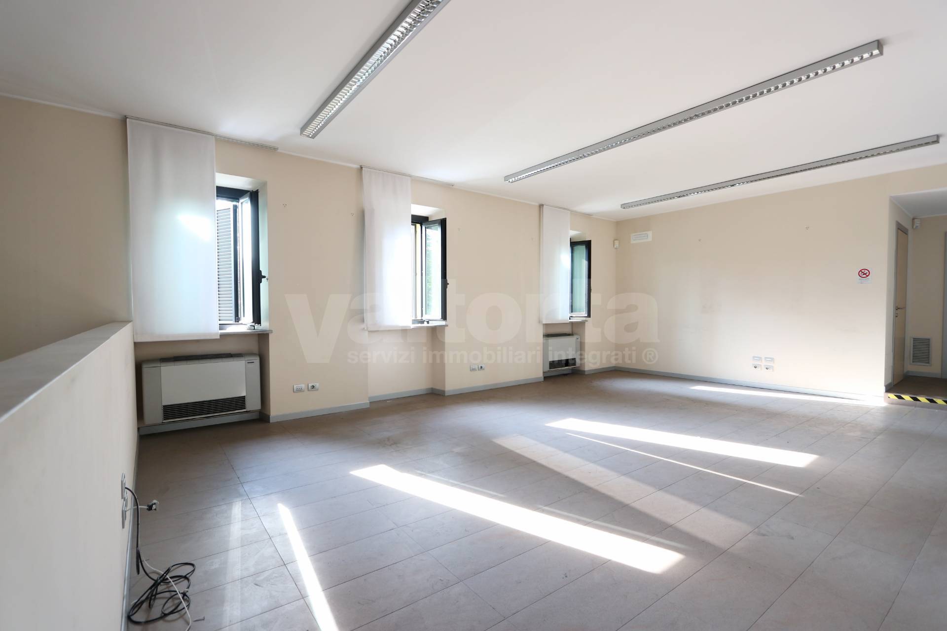 Locale commerciale in vendita a Monza, Cazzaniga