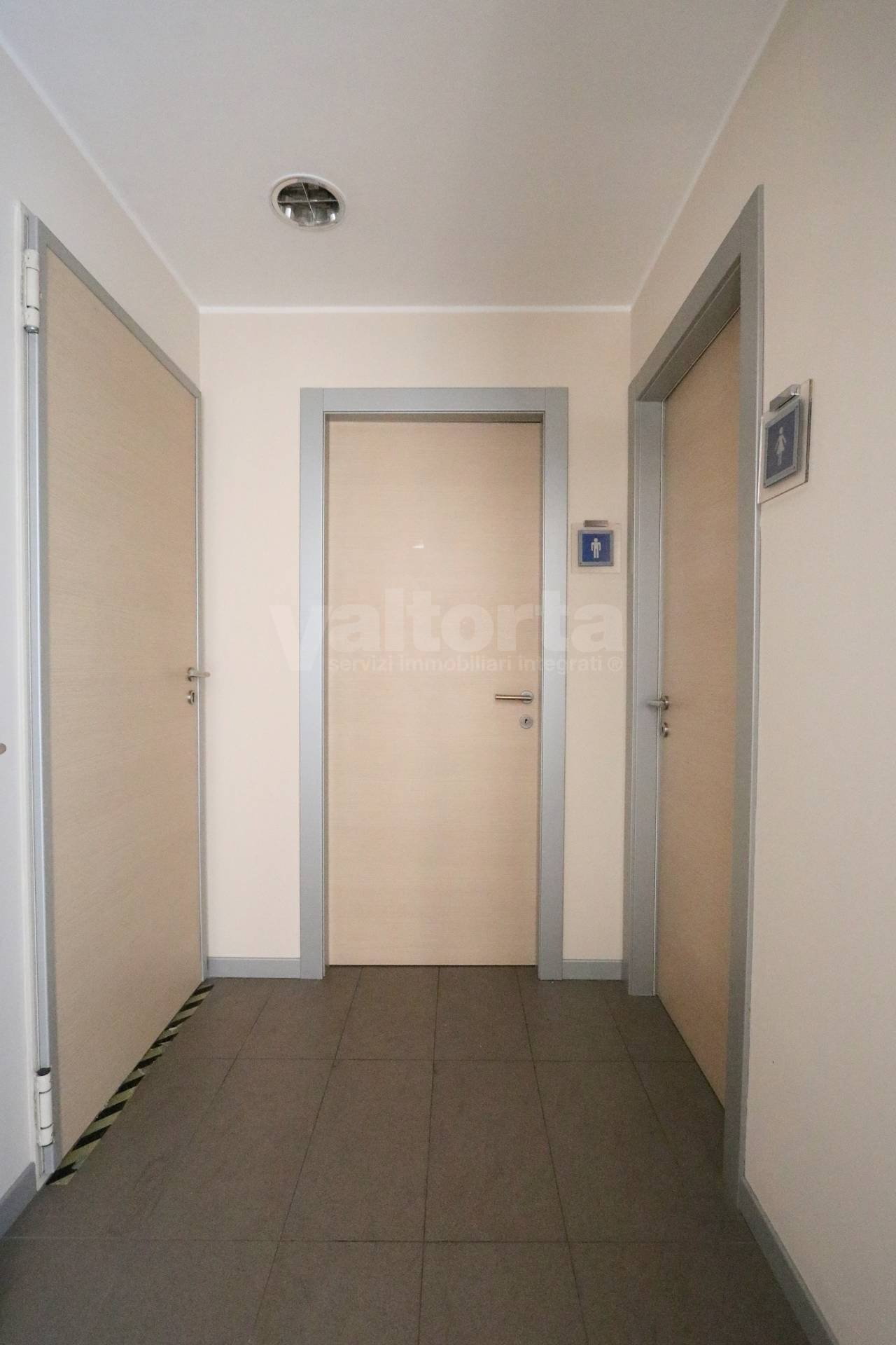 Locale commerciale in vendita a Monza, Cazzaniga