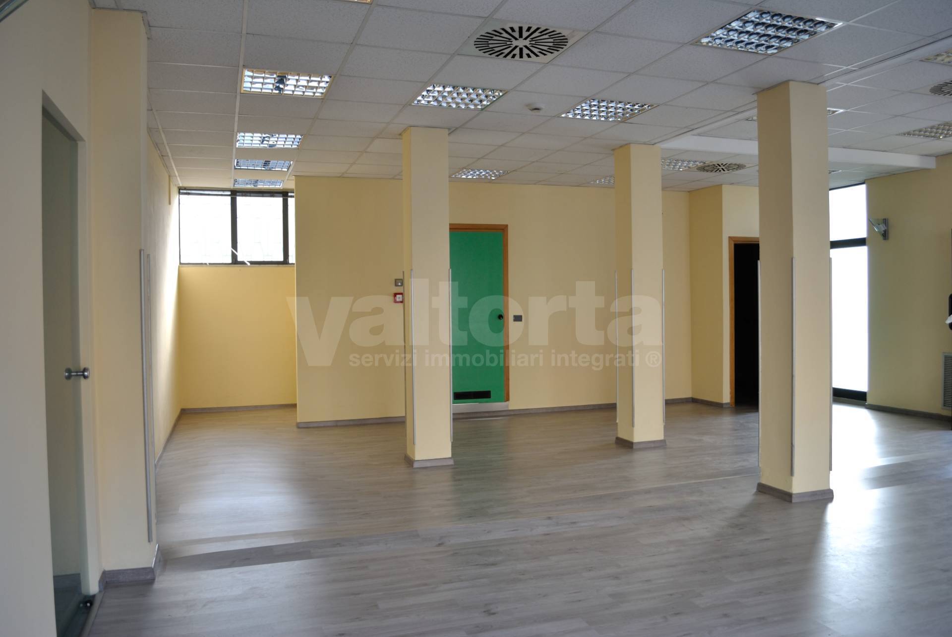 Ufficio in vendita a Carate Brianza, Unica