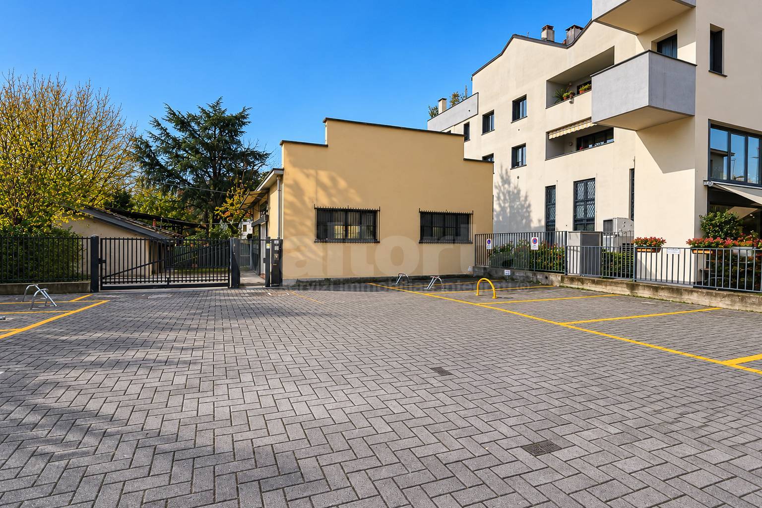 Posto auto scoperto in affitto a Monza, San Biagio