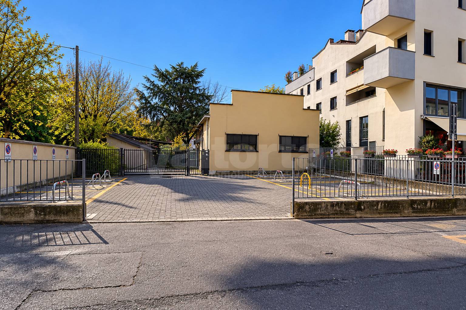 Posto auto scoperto in affitto a Monza, San Biagio