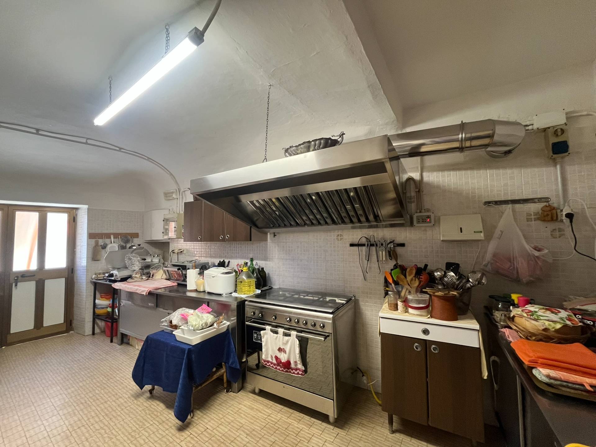 Locale commerciale in vendita a Piov Massaia, Paese