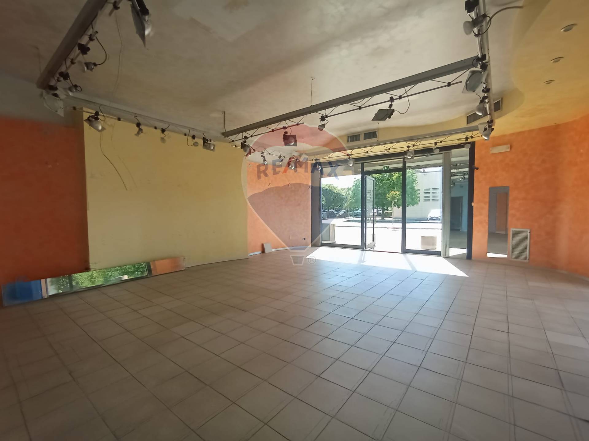 Negozio in affitto a Lucca, San Vito