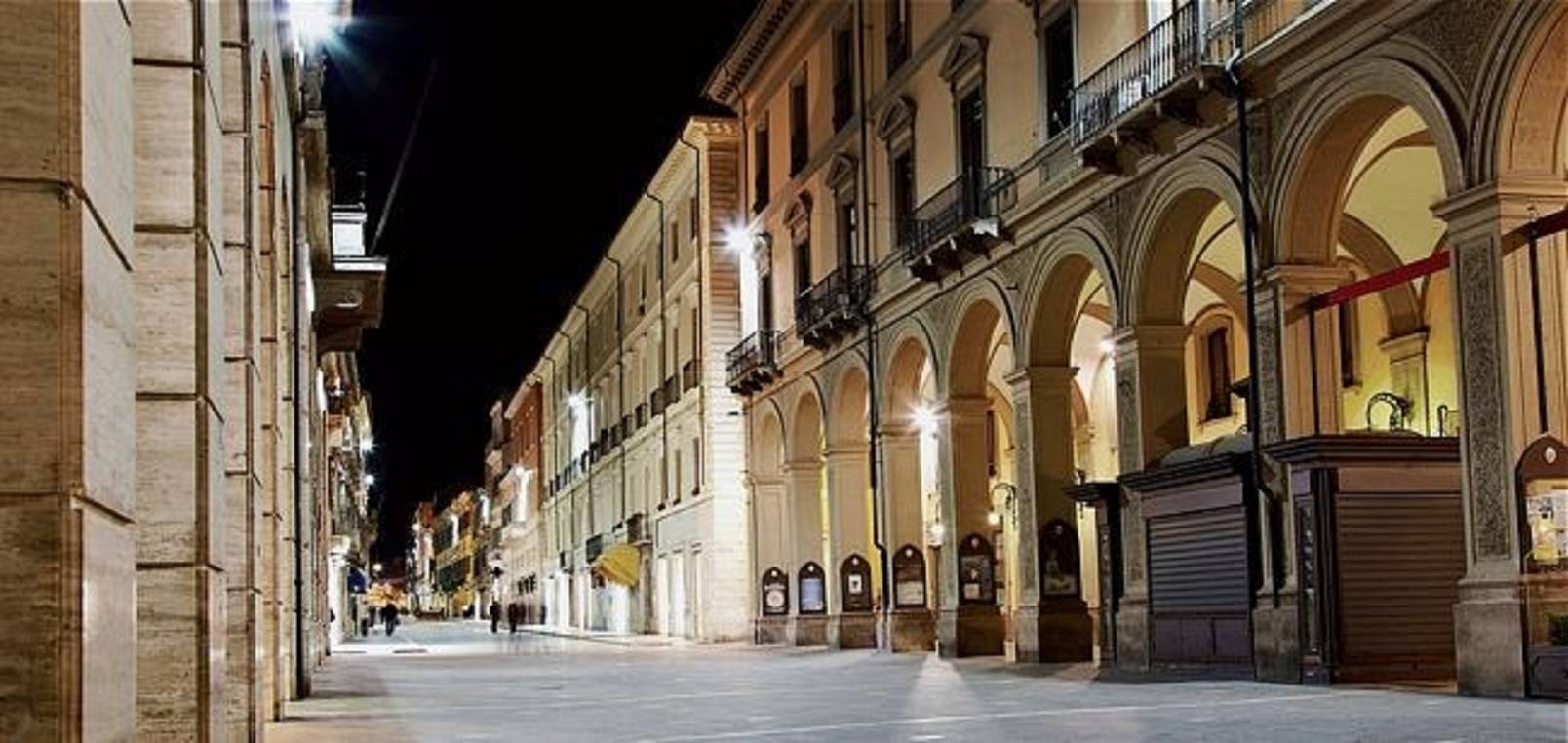 Locale commerciale in affitto a Teramo, Centro