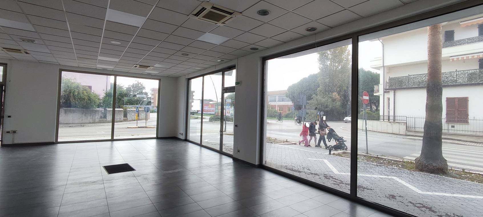 Locale commerciale in affitto a Giulianova, Lido