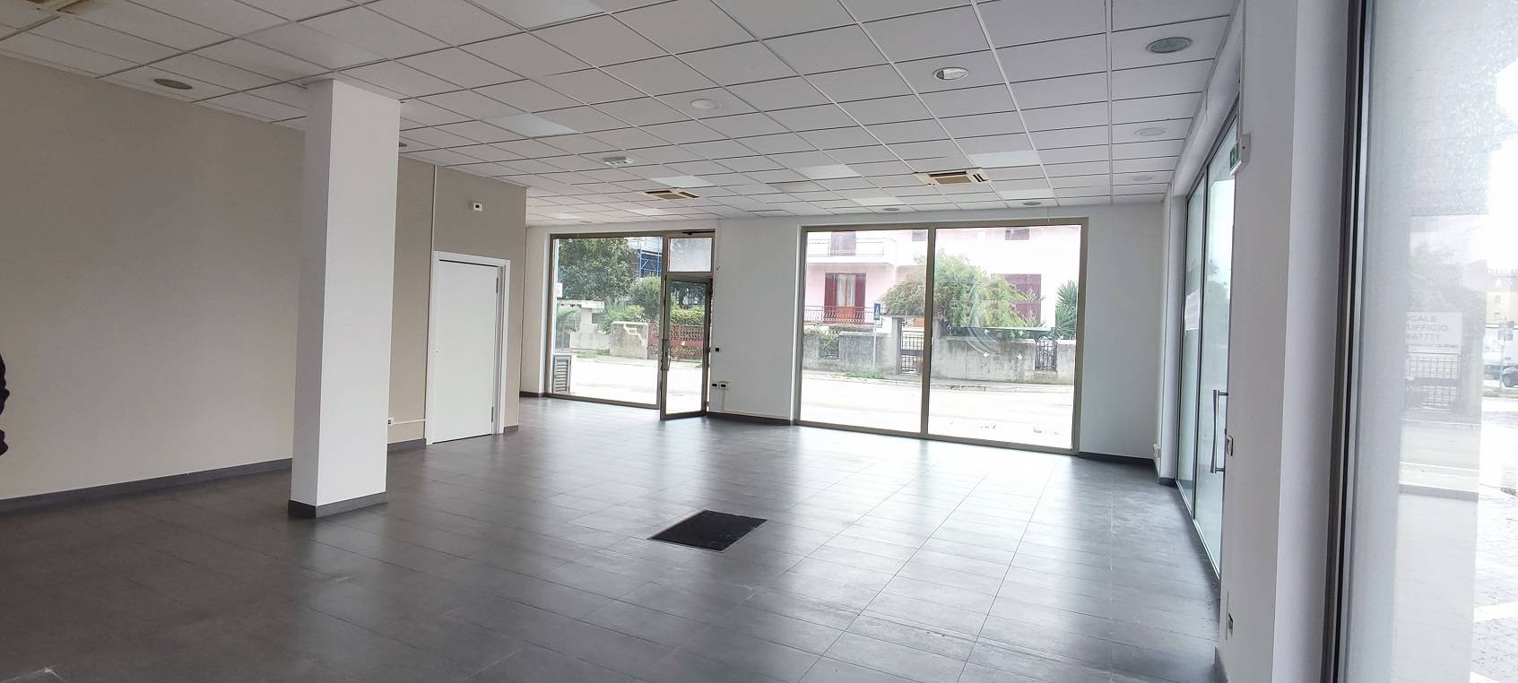 Locale commerciale in affitto a Giulianova, Lido