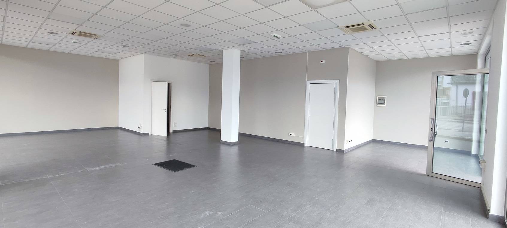 Locale commerciale in affitto a Giulianova, Lido