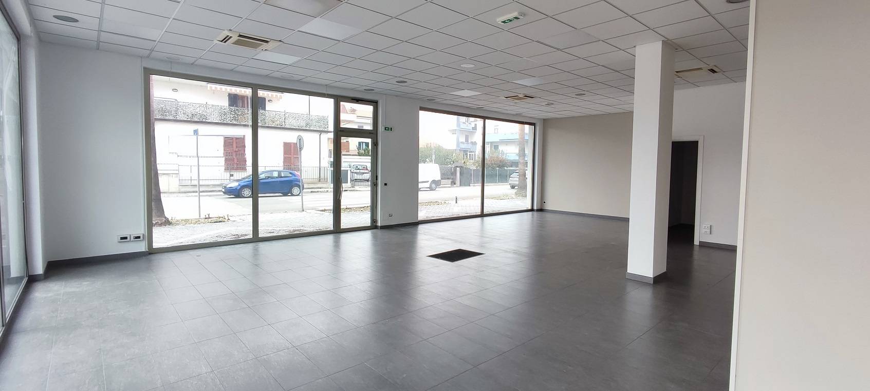 Locale commerciale in affitto a Giulianova, Lido