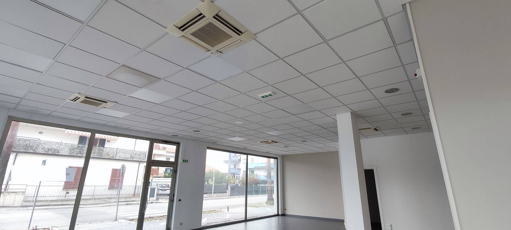 Locale commerciale in affitto a Giulianova, Lido