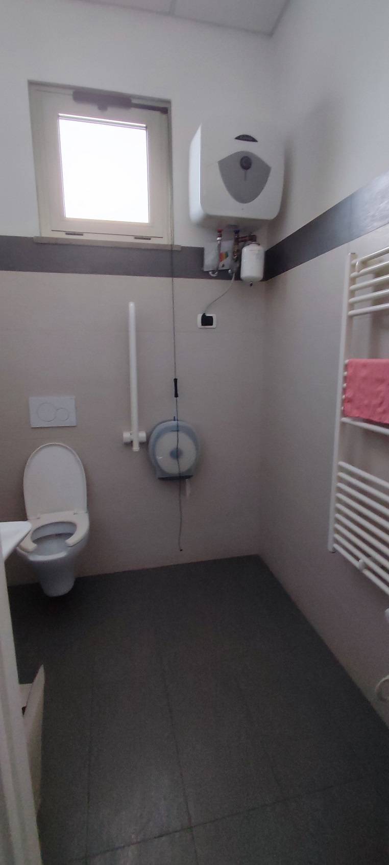 Locale commerciale in affitto a Giulianova, Lido