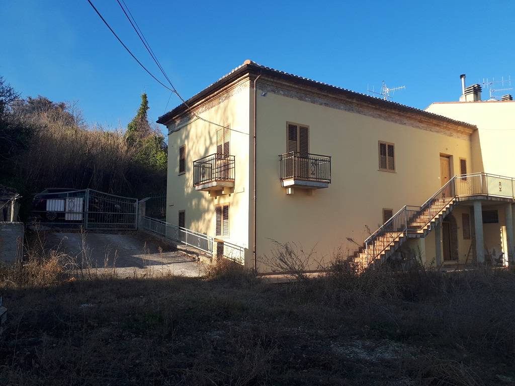 Casa Bifamiliare in vendita a Teramo, Colleatterrato Basso
