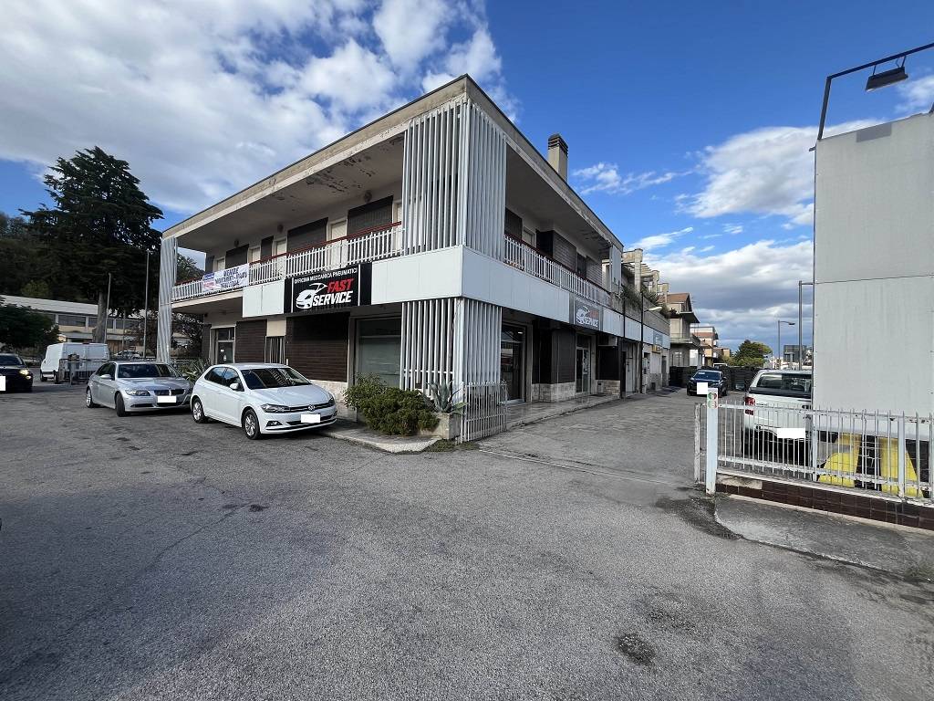 Locale commerciale in vendita a Teramo, Piano D'Accio