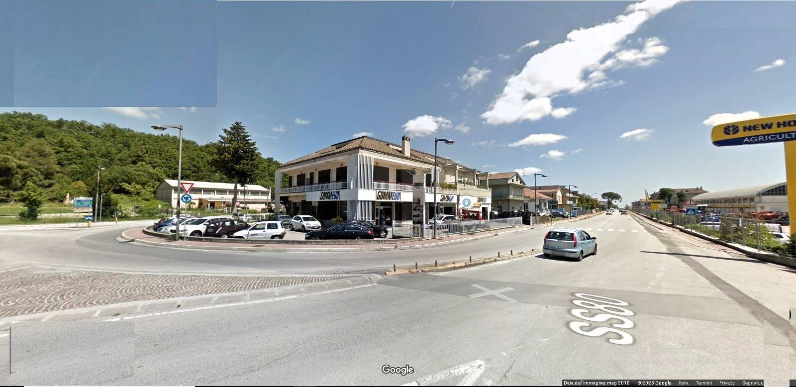 Locale commerciale in vendita a Teramo, Piano D'Accio