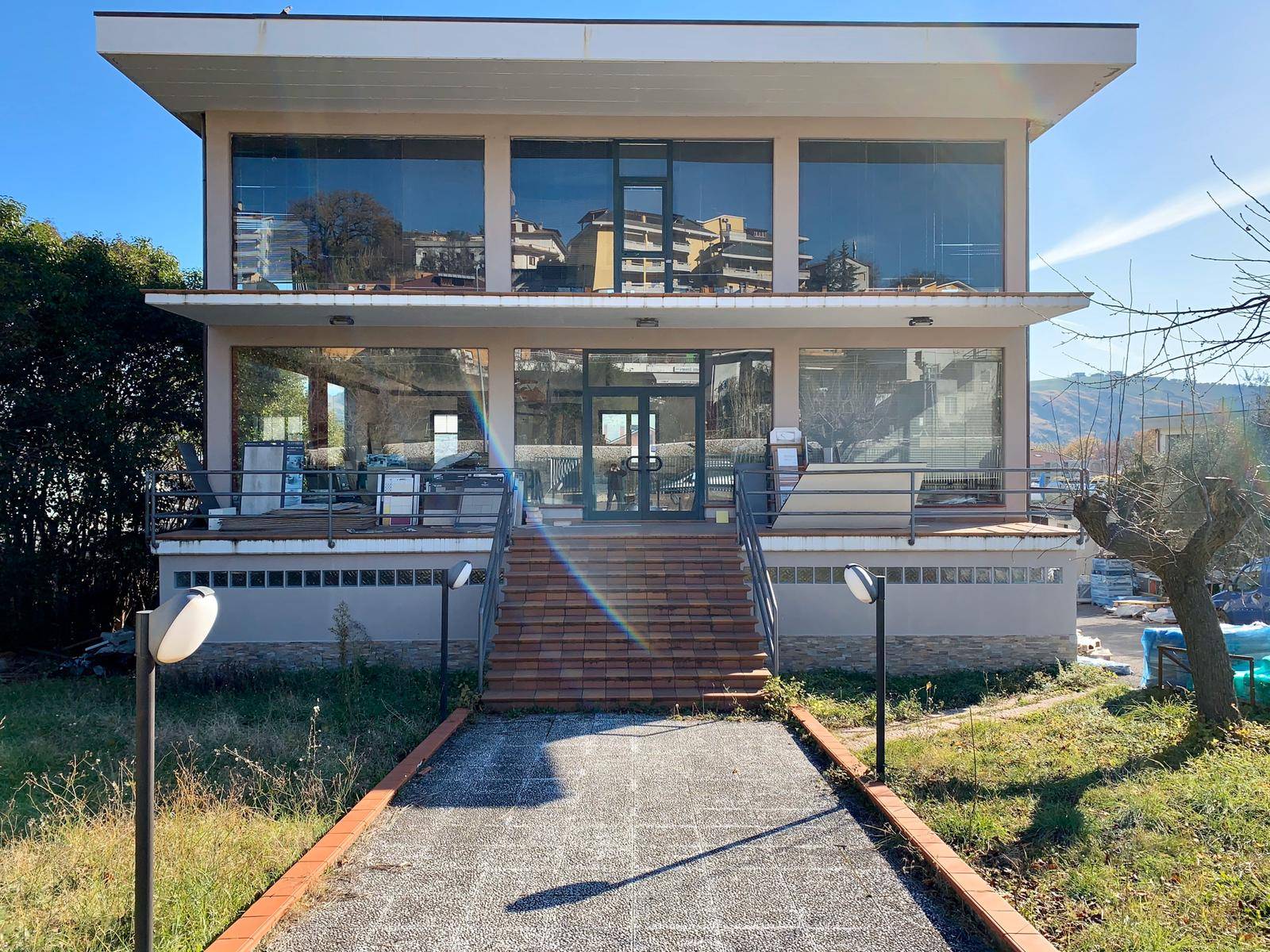 Locale commerciale in vendita a Teramo, Colleatterrato Basso