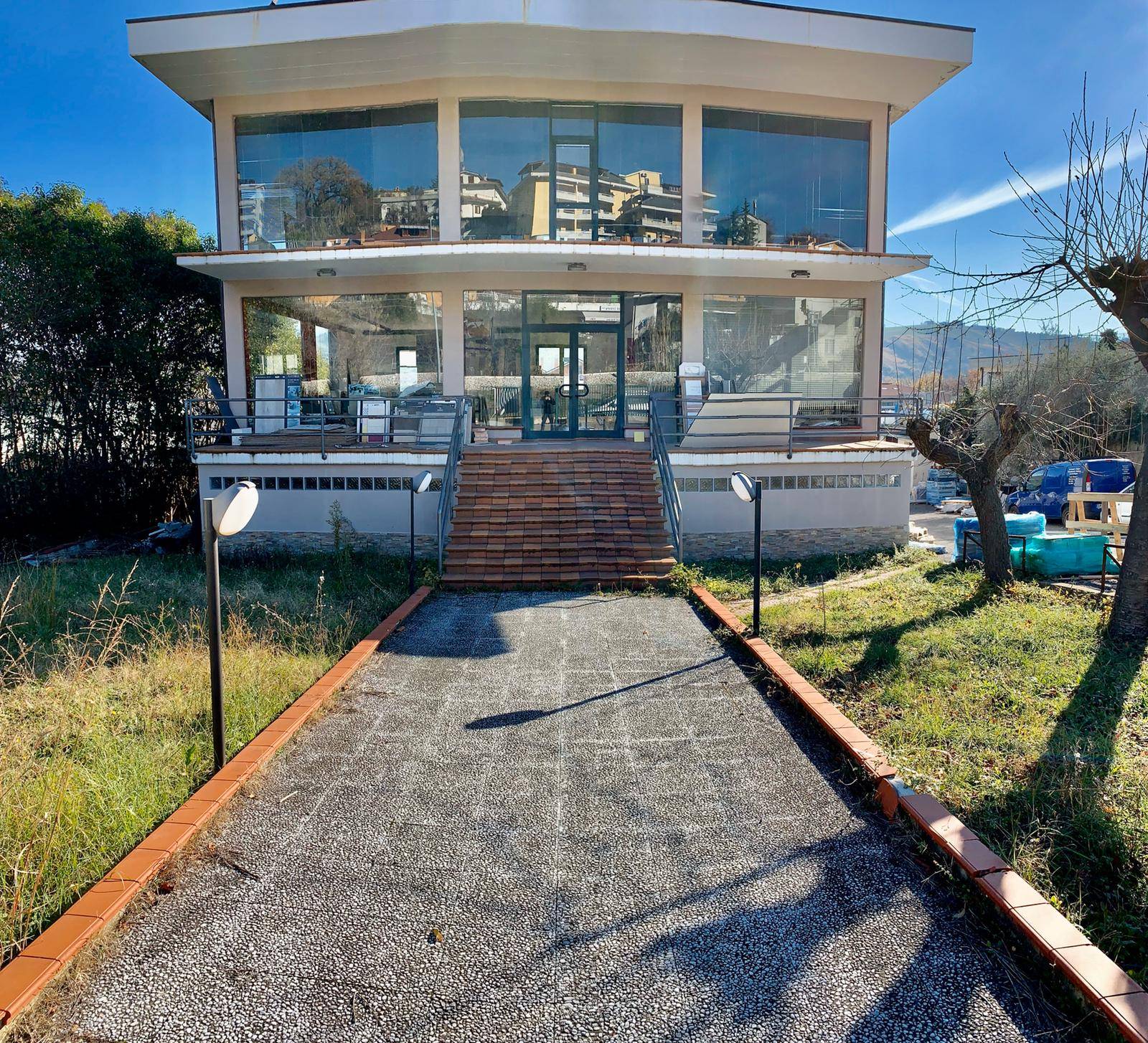 Locale commerciale in vendita a Teramo, Colleatterrato Basso