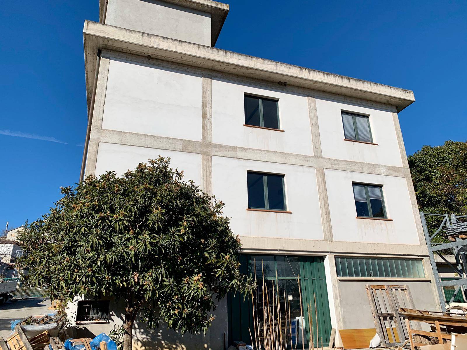 Locale commerciale in vendita a Teramo, Colleatterrato Basso