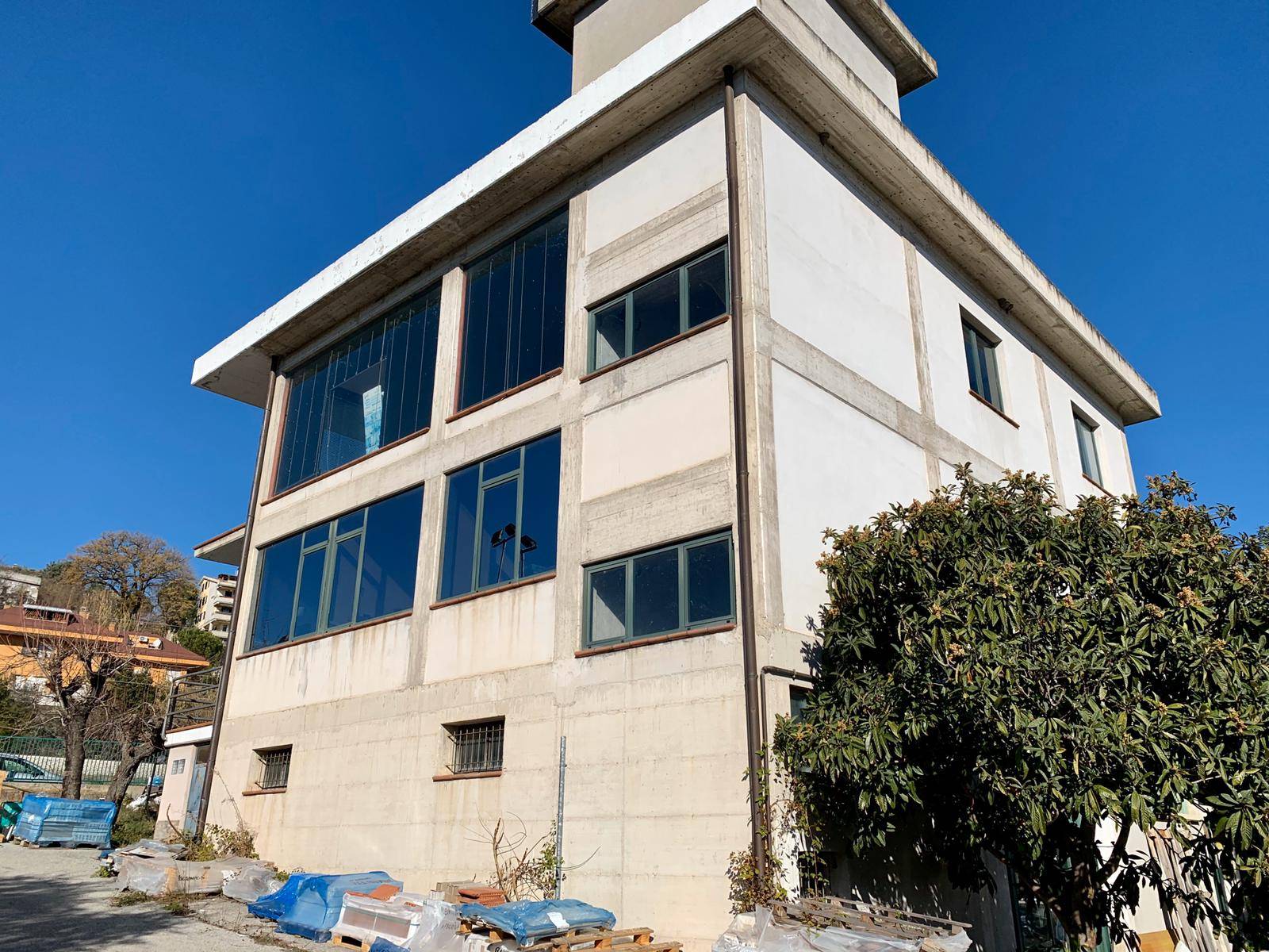 Locale commerciale in vendita a Teramo, Colleatterrato Basso