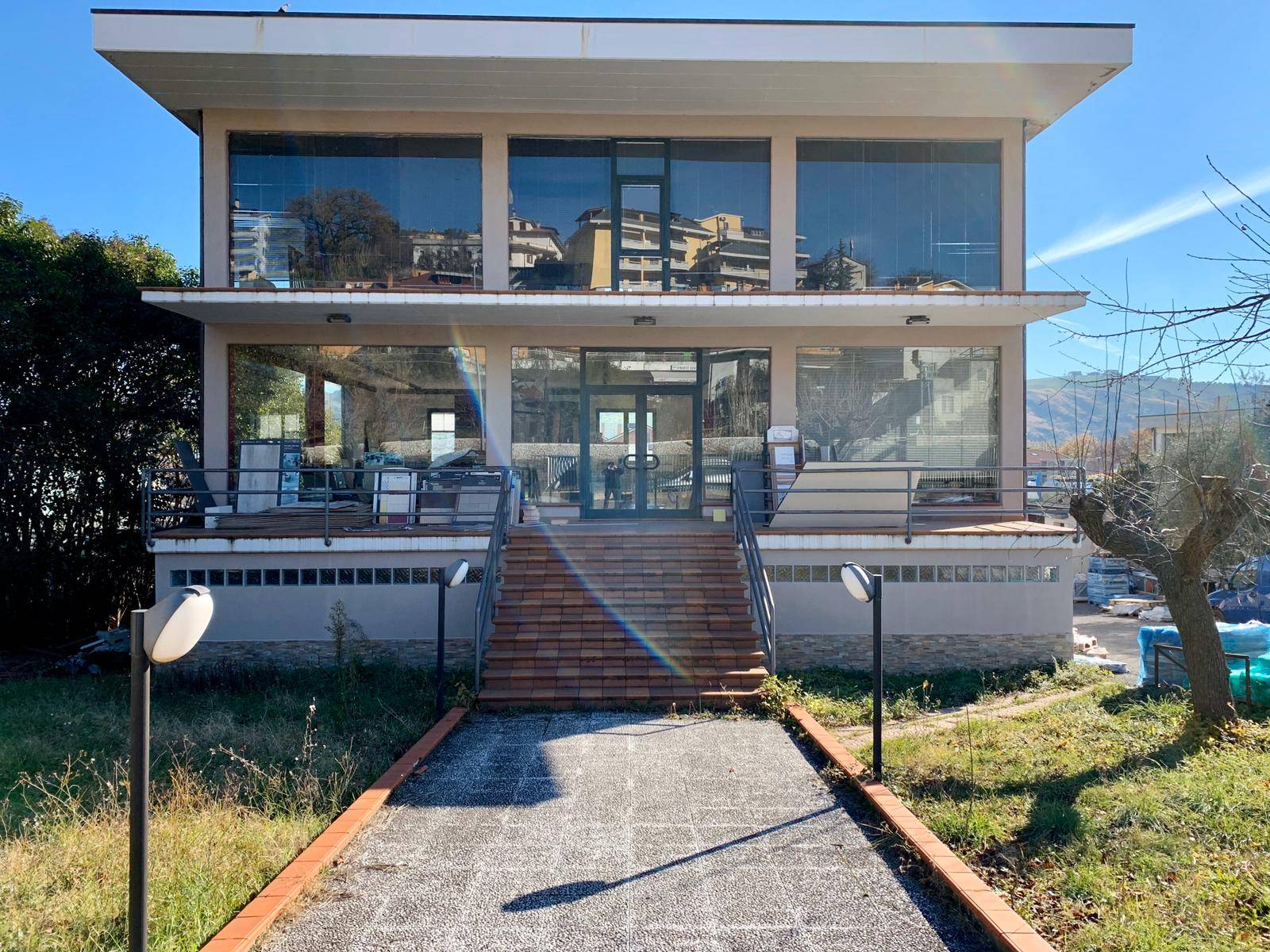 Locale commerciale in vendita a Teramo, Colleatterrato Basso