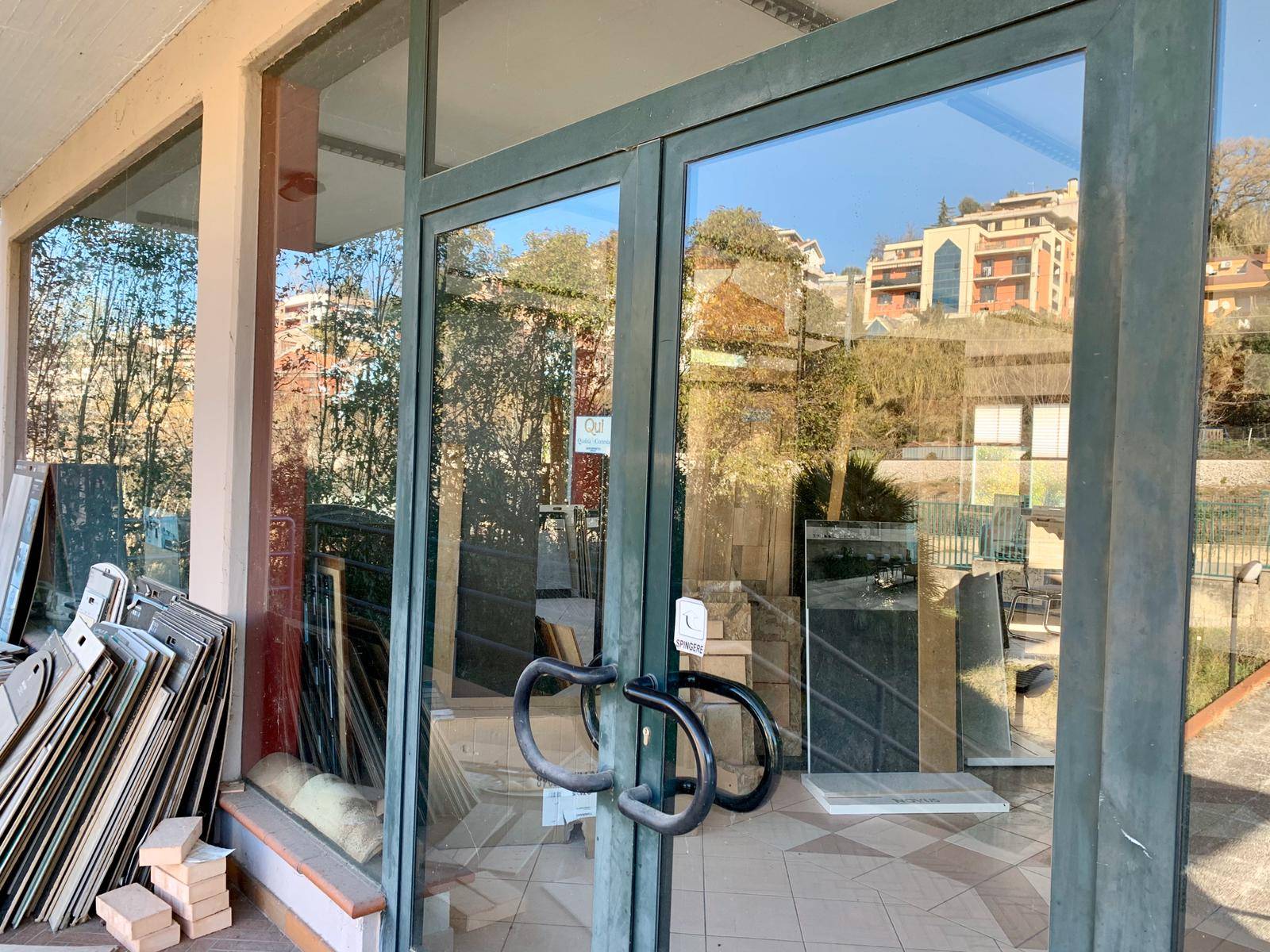 Locale commerciale in vendita a Teramo, Colleatterrato Basso