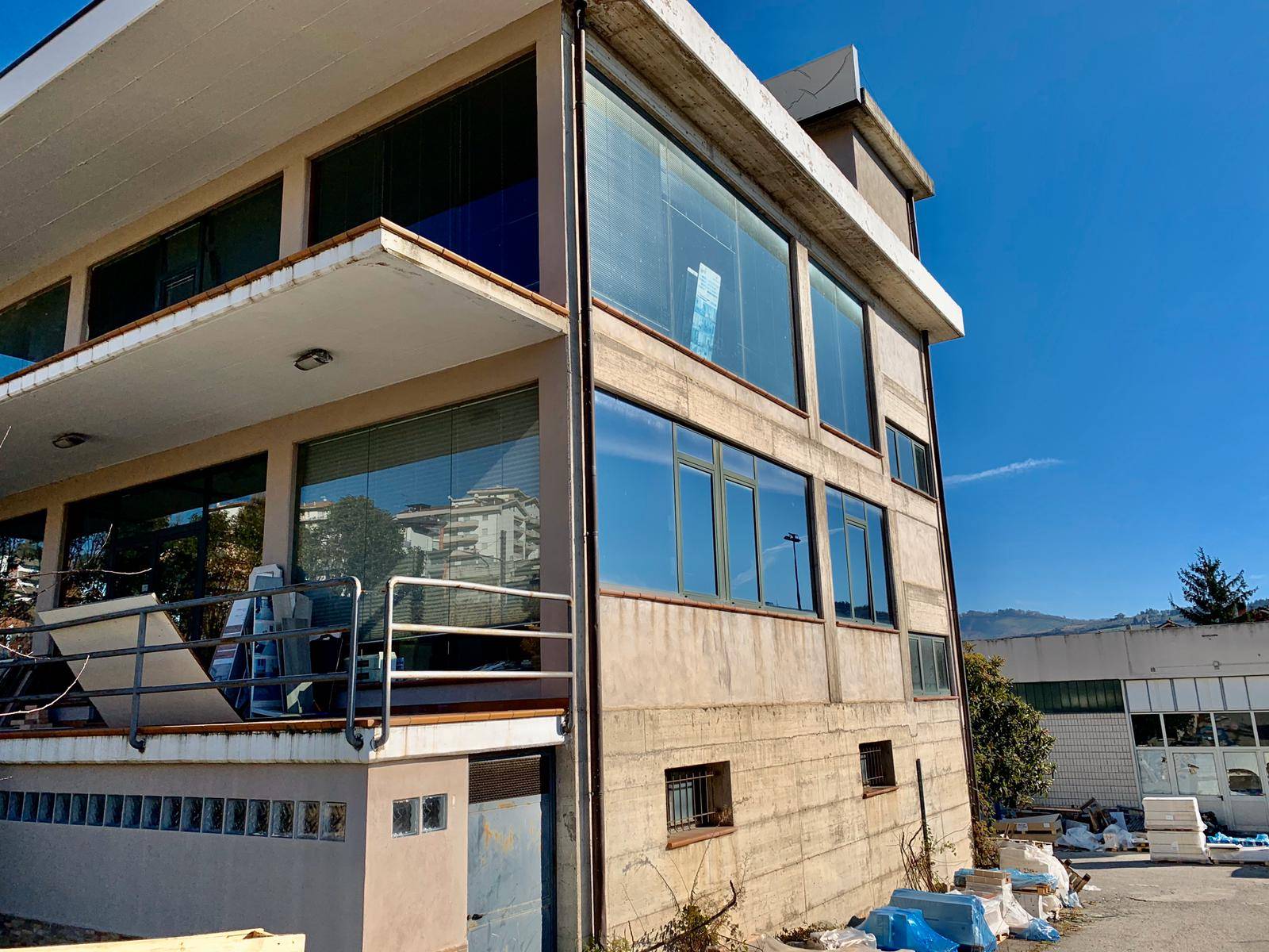 Locale commerciale in vendita a Teramo, Colleatterrato Basso