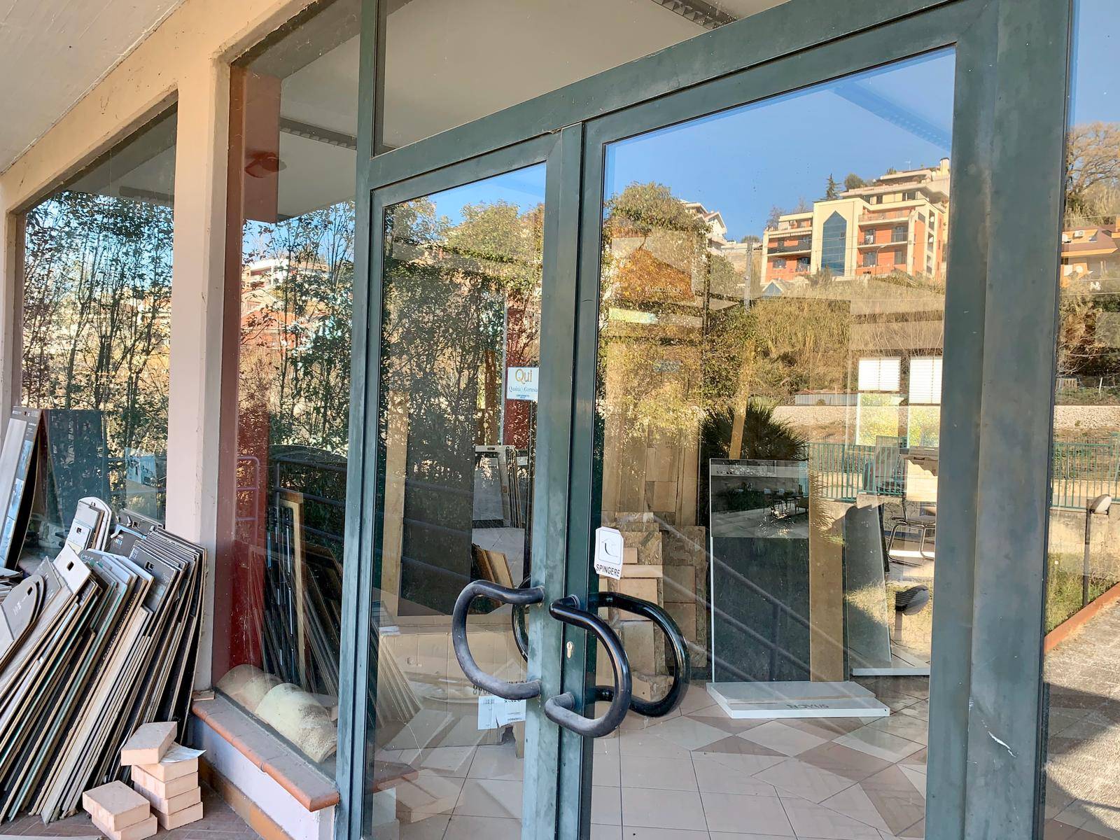 Locale commerciale in vendita a Teramo, Colleatterrato Basso