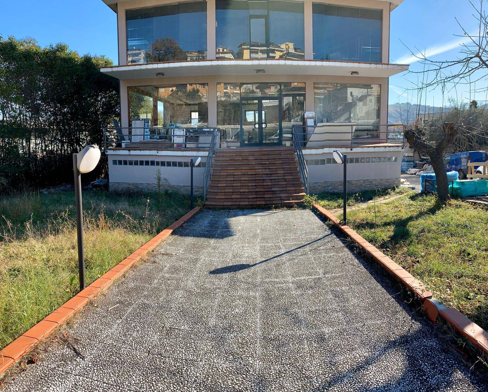 Locale commerciale in vendita a Teramo, Colleatterrato Basso