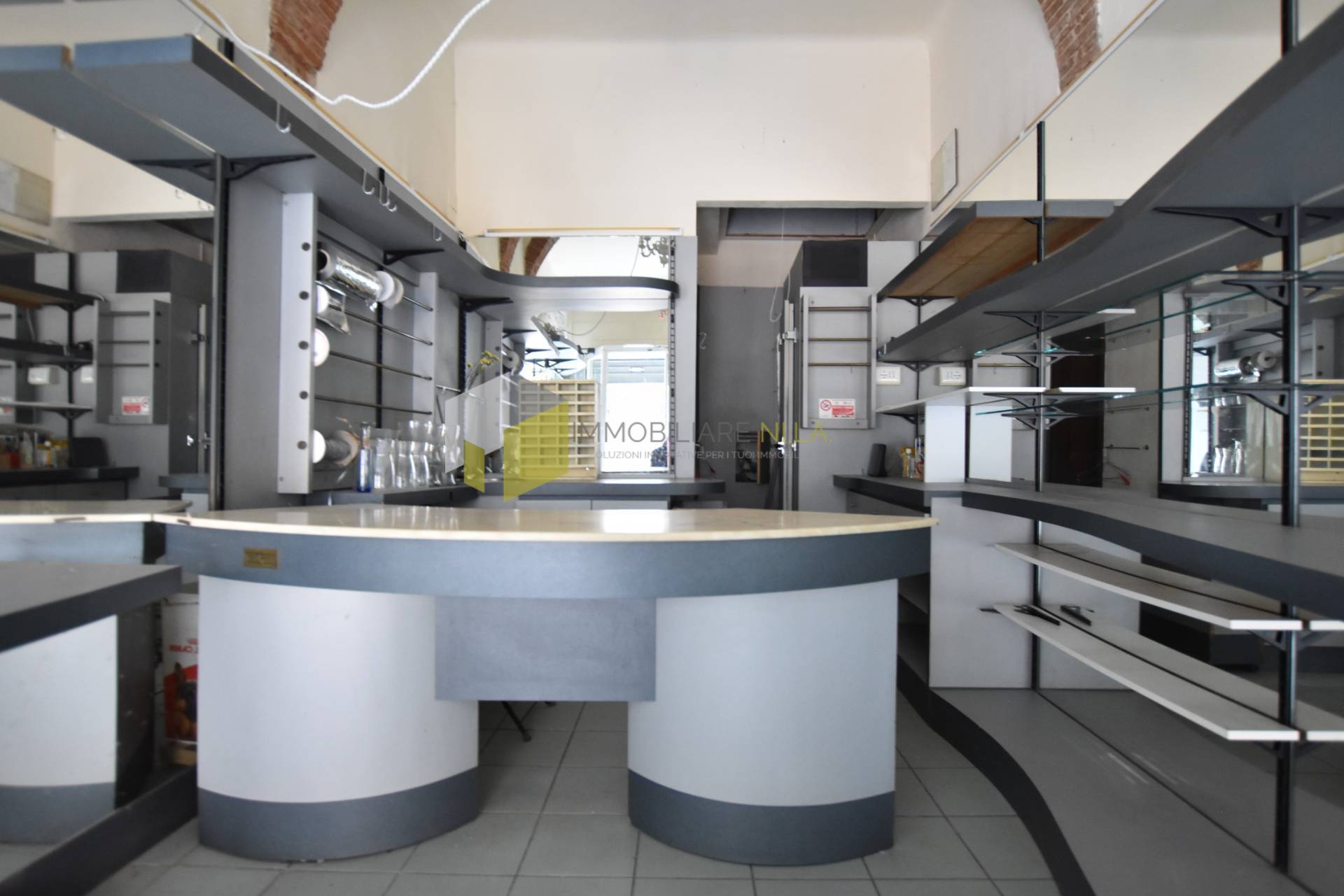 Locale commerciale in affitto a Pisa, Quartiere Santa Maria