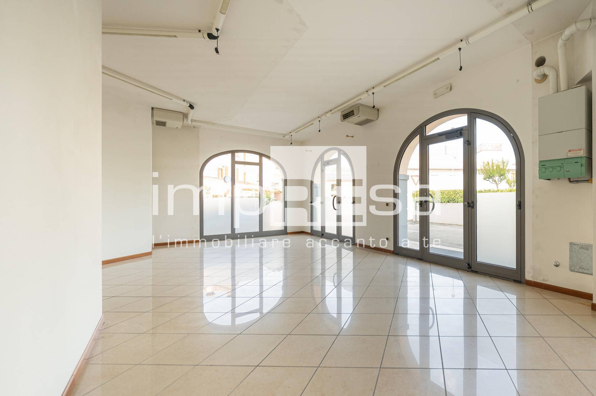 Negozio in vendita a Montebelluna, Biadene