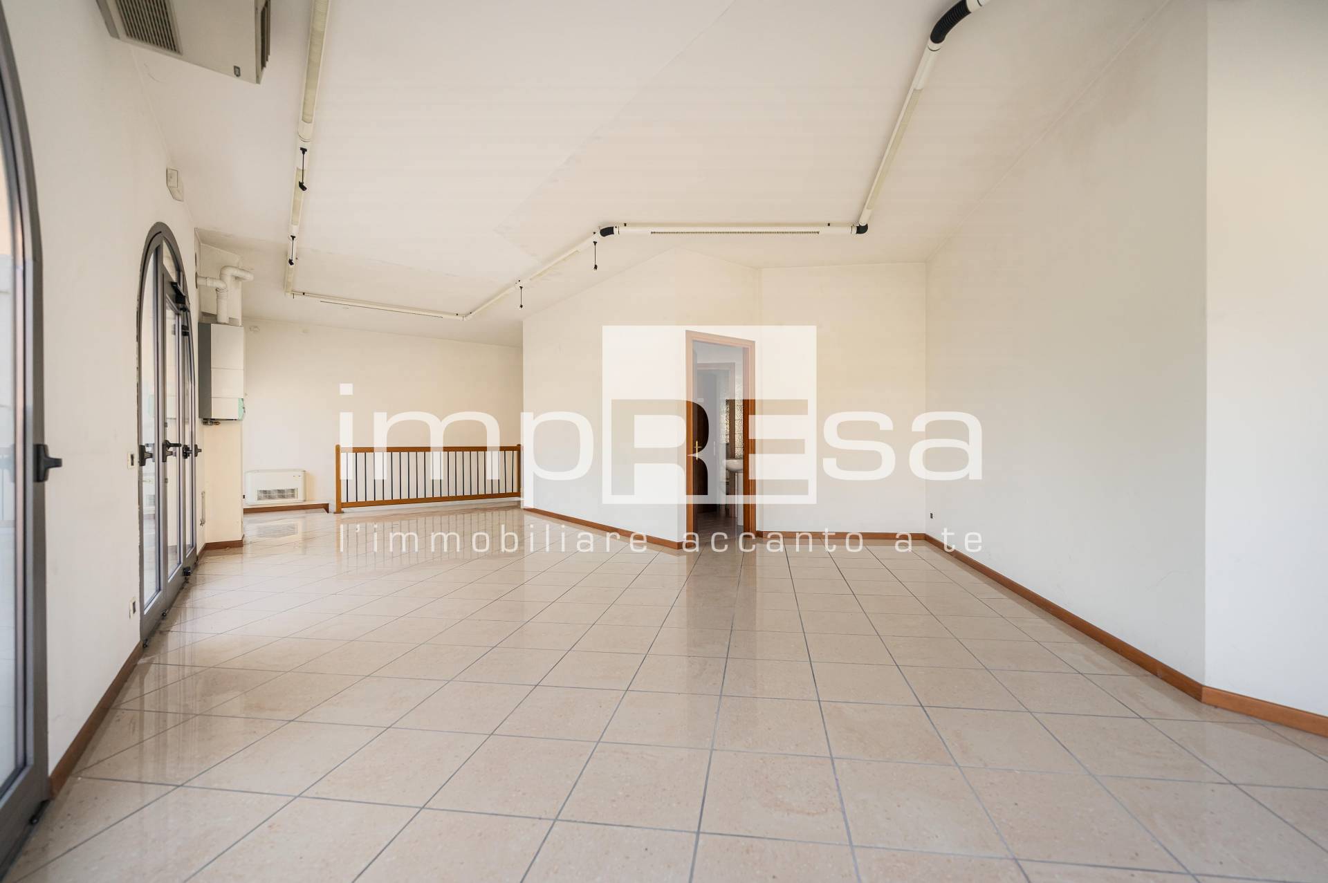 Negozio in vendita a Montebelluna, Biadene