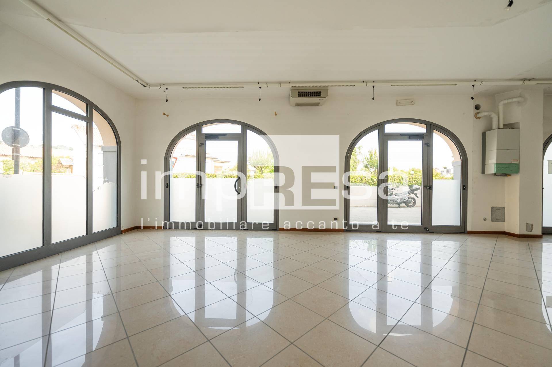 Negozio in vendita a Montebelluna, Biadene