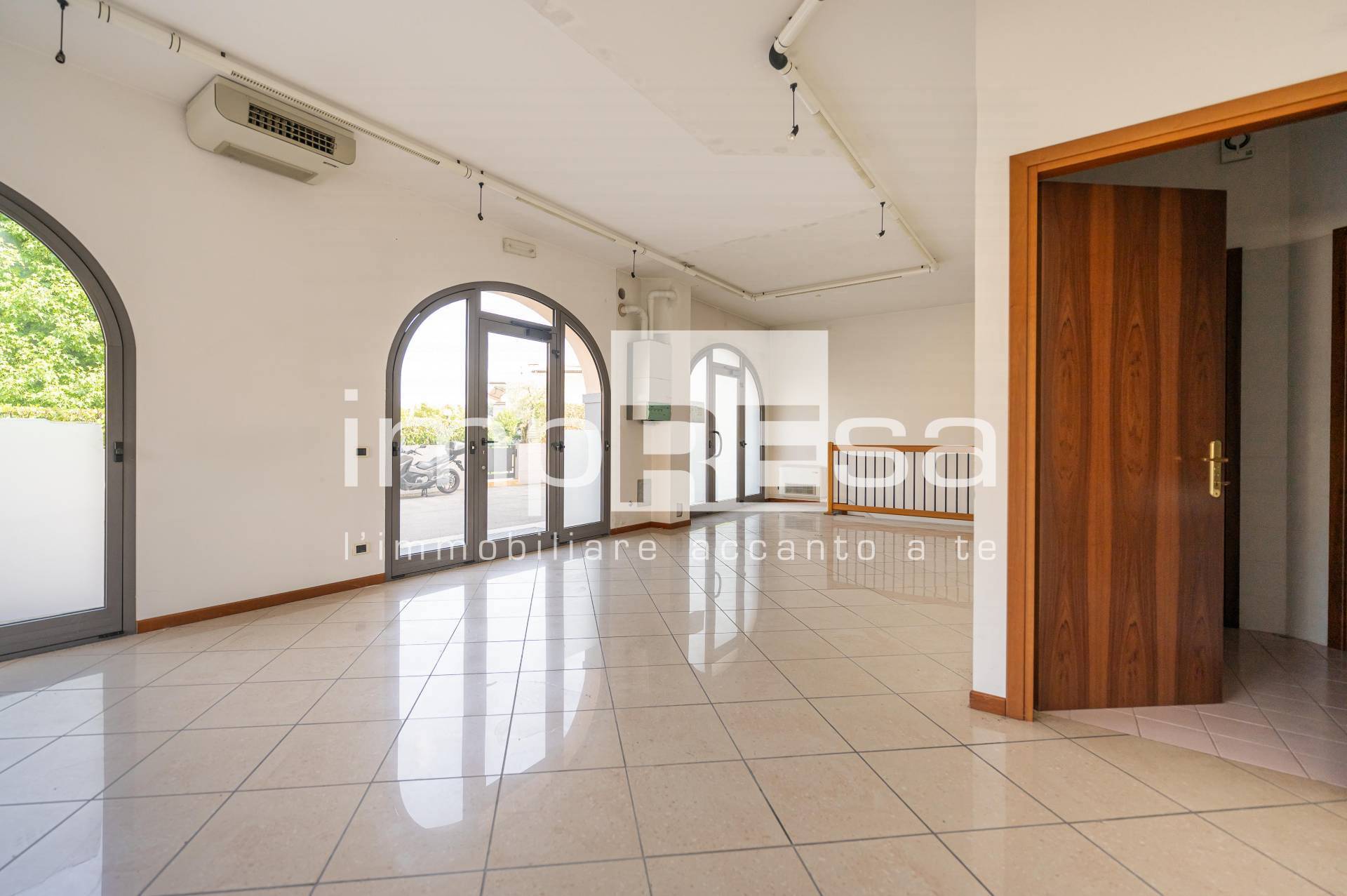 Negozio in vendita a Montebelluna, Biadene