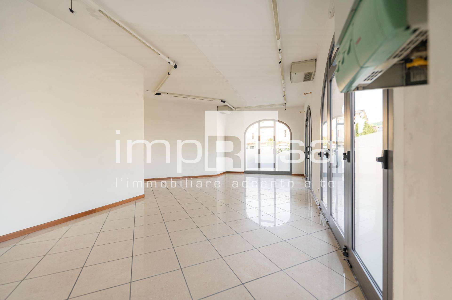 Negozio in vendita a Montebelluna, Biadene