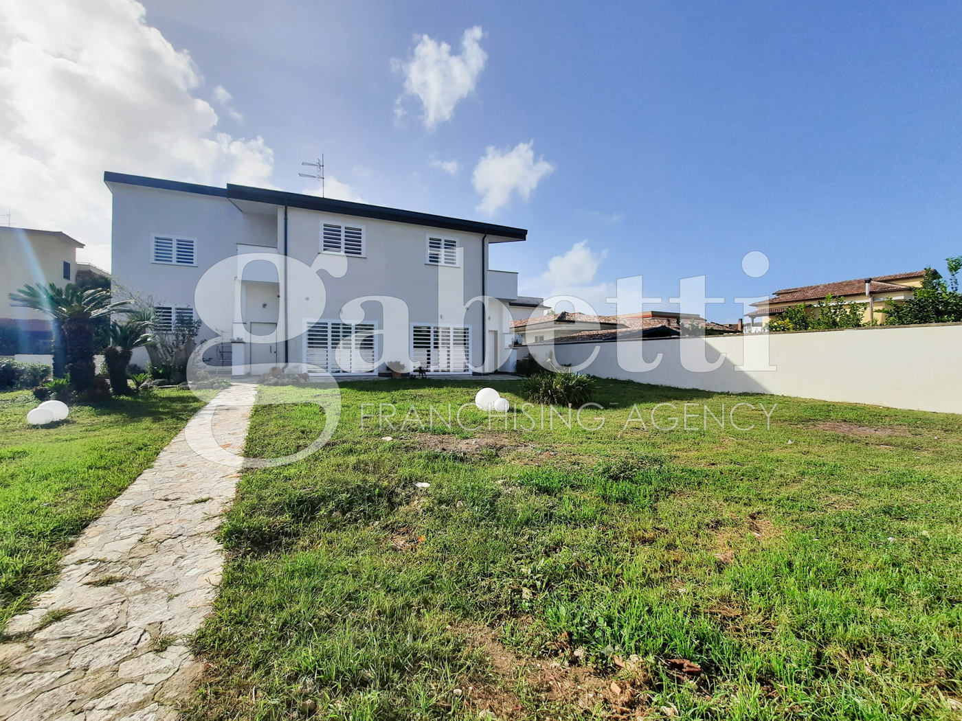 Villa ristrutturata a Giugliano in Campania