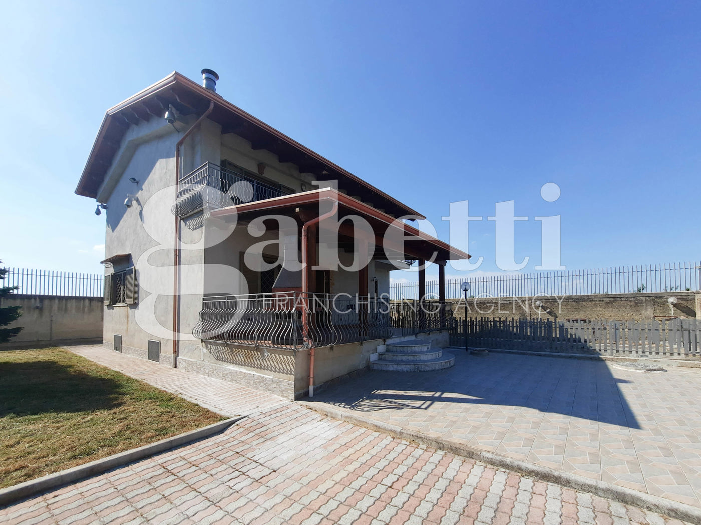 Villa ristrutturata a Giugliano in Campania